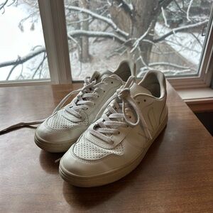 White Veja Sneakers Men’s size 8.5